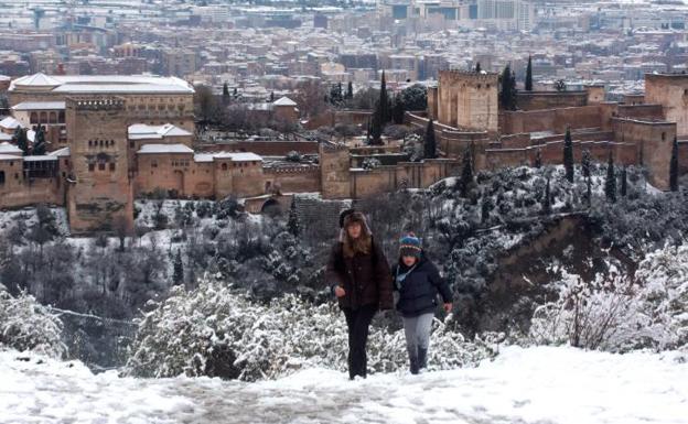 Las imágenes de la Alhambra nevada que dan la vuelta al mundo