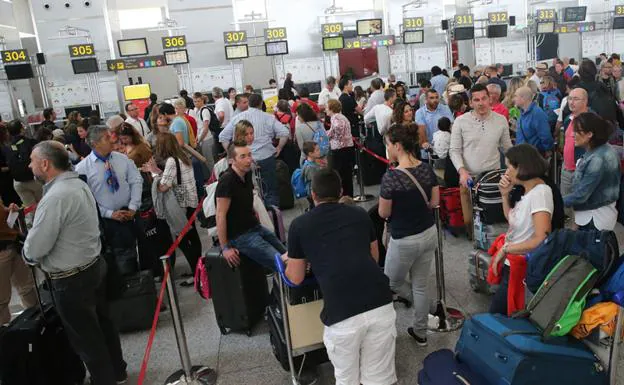 Imagen de archivo de pasajeros en el aeropuerto de Málaga.