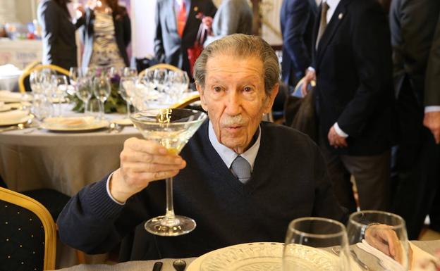 Manuel Alcántara brindó ayer con su dry martini por todos los amigos que no quisieron perderse su 90 cumpleaños