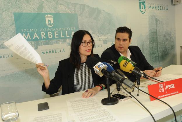 Los ediles del PSOE Isabel Pérez y Manuel García. 