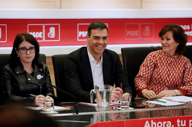 El líder del PSOE, junto a Adriana Lastra y Carmen Calvo, durante la reunión de ayer de la permanente de la ejecutiva federal. :: f. alvarado / efe