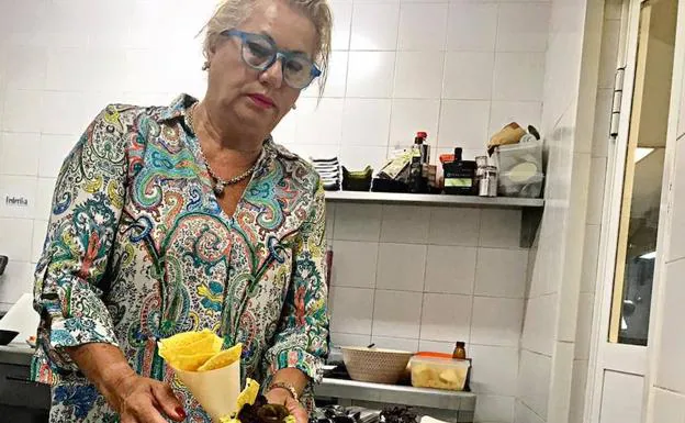Maite Zaldívar emplata algunas de sus creaciones culinarias. 