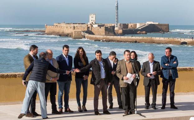 Moreno y Loles López con los ocho presidentes provinciales del PP ayer en Cádiz, entre ellos Gabriel Amat (segundo por la derecha). 