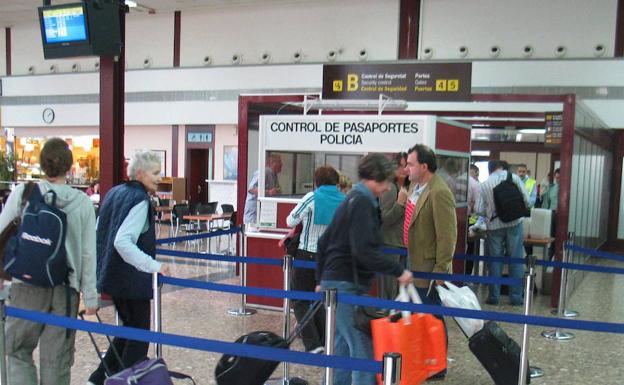 Pasajeros, antes de pasar por el control de seguridad. 