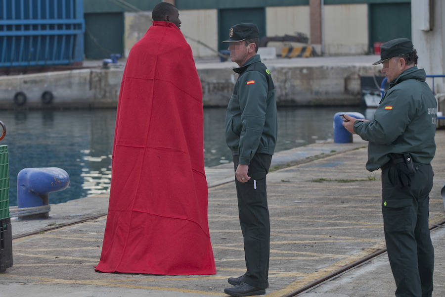 Fueron rescatados en el Mar de Alborán por Salvamento Marítimo y trasladados al puerto de la ciudad