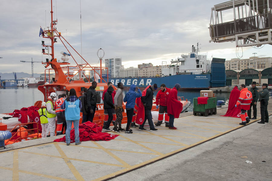 Fueron rescatados en el Mar de Alborán por Salvamento Marítimo y trasladados al puerto de la ciudad