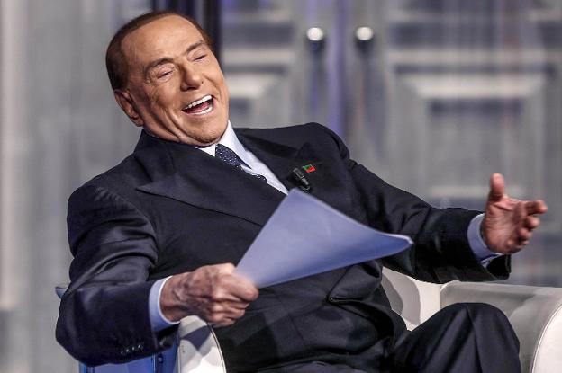  Berlusconi, en su aparición en un programa de televisión. :: EFE