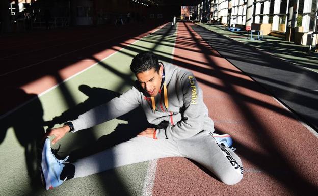 El atleta nerjeño, en unos ejercicios de estiramiento. 