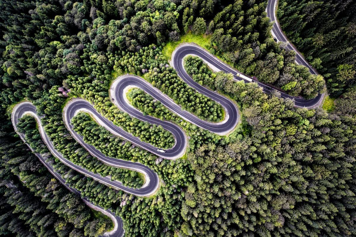 El segundo premio de Naturaleza: una carretera infinita de la región de Transilvania, en Rumanía