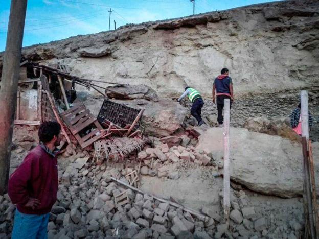 Rescate de una víctima del terremoto de magnitud 6,8 en la escala de Richter que sacudió Arequipa. :: efe
