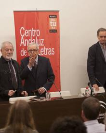 Imagen secundaria 2 - Con María Victoria Atencia, en 2014. El Rey Juan Carlos le entrega el Príncipe de Asturias en 1984. José Infante, García Baena y Antonio Soler. 