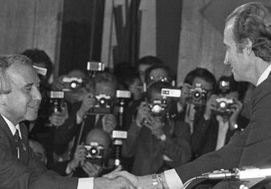 Imagen secundaria 1 - Con María Victoria Atencia, en 2014. El Rey Juan Carlos le entrega el Príncipe de Asturias en 1984. José Infante, García Baena y Antonio Soler. 