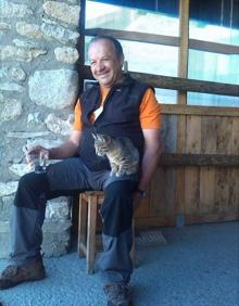 Imagen secundaria 2 - Es el punto de partida para ascender al Aneto para miles de montañeros. Aquí, en La Renclusa, Antonio Lafón ha pasado 48 de sus 63 años de vida. Ansi Moslero y Rafael Quintero tras la barra del refugio Poqueira, en Sierra Nevada; a la derecha, Antonio Lafón a la puerta de La Renclusa, el lugar del Pirineo en el que ha transcurrido gran parte de su vida