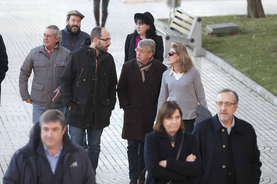 Numerosas personas, entre ellas varias actividades, acuden al cementerio de Málaga a despedir al profesor y parlamentario