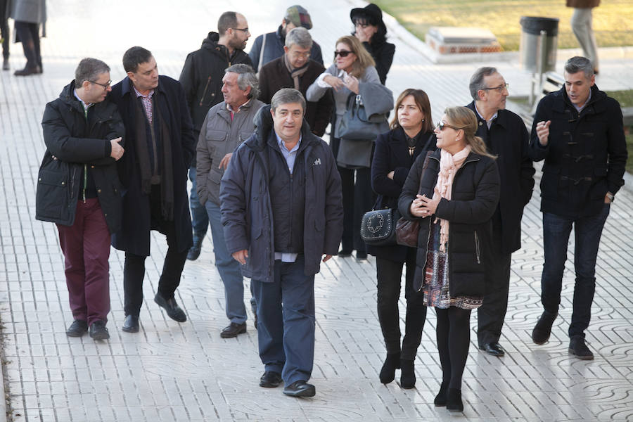 Numerosas personas, entre ellas varias actividades, acuden al cementerio de Málaga a despedir al profesor y parlamentario