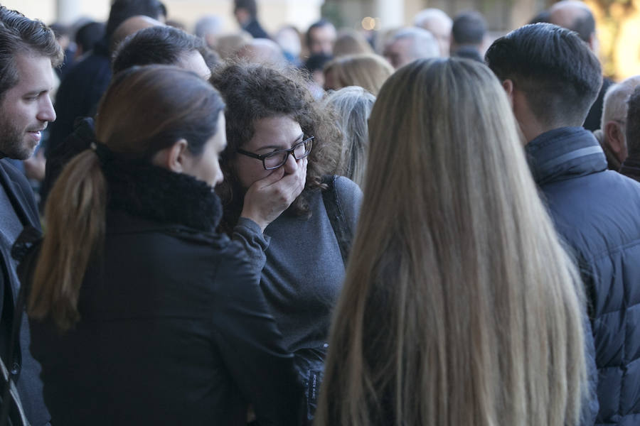 Numerosas personas, entre ellas varias actividades, acuden al cementerio de Málaga a despedir al profesor y parlamentario