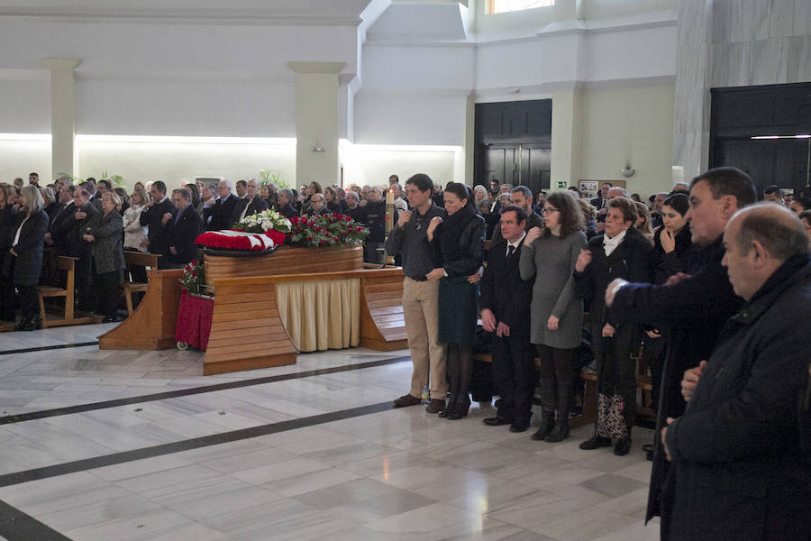 Numerosas personas, entre ellas varias actividades, acuden al cementerio de Málaga a despedir al profesor y parlamentario