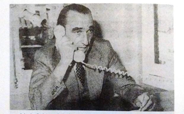 Salvador Rodríguez de Tembleque, recibiendo la primera llamada del Teléfono de la Esperanza de Málaga en 1976. 