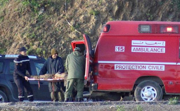 Personal marroquí traslada a un inmigrante herido.