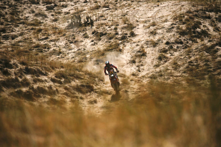 El piloto argentino Kevin Benavides, de Honda, durante la décima etapa del Dakar. 