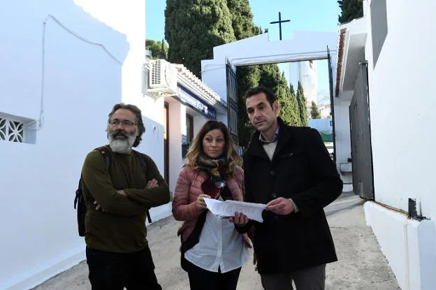 El concejal portavoz de IU, Miguel Díaz, junto a su equipo, en la puerta del cementerio de El Carmen. :: j.-L.
