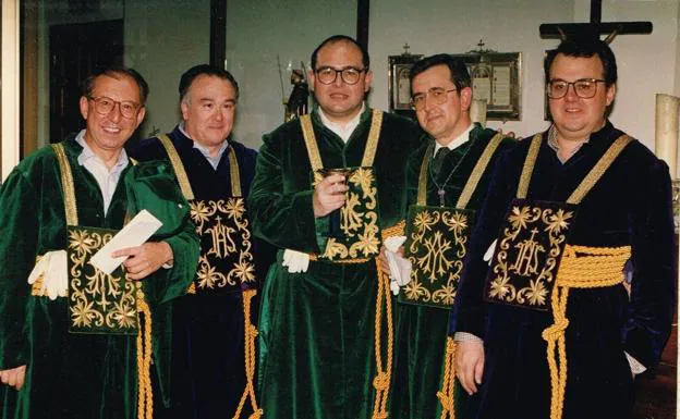 Imagen principal - Décadas atrás, con amigos de la Archicofradía del Paso y la Esperanza. Exaltación de Viñeros con Pedro Luis Gómez y el pregón en el año 2010.