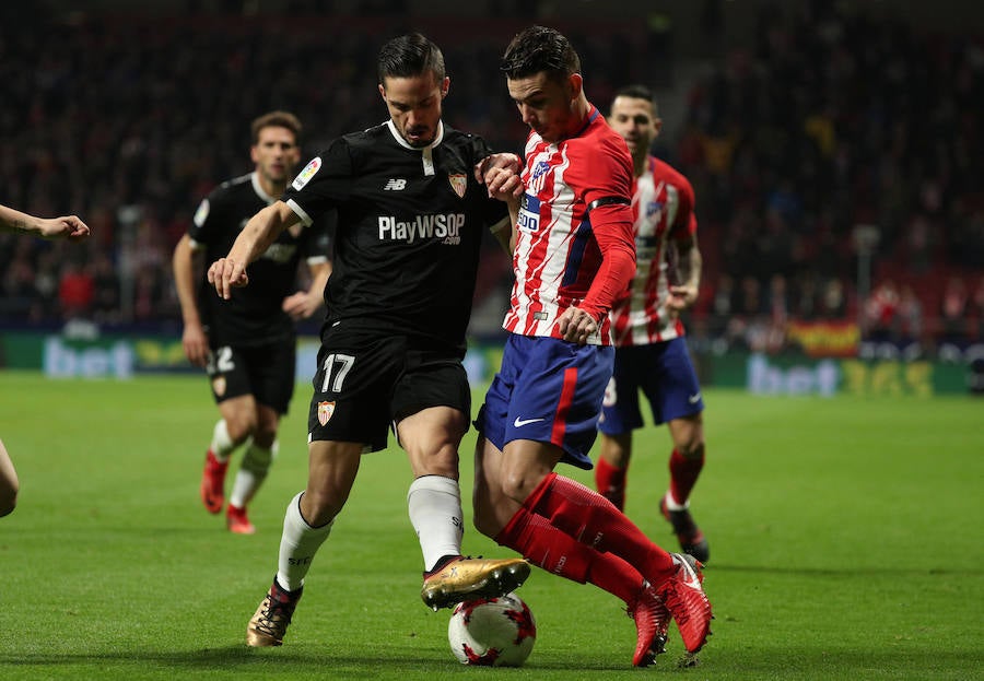 El Atlético se adelantó por mediación de Diego Costa, pero un autogol de Moyá y otro tanto de Correa dieron la victoria al equipo de Montella en la ida de cuartos de Copa del Rey.