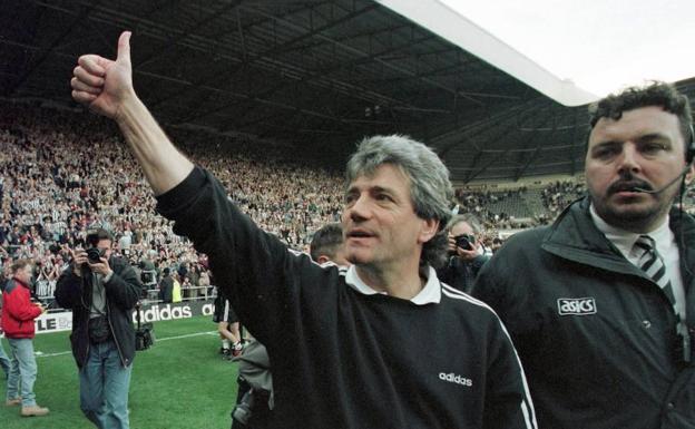 Kevin Keegan, por entonces técnico del Newcastle, saludando a la afición tras el empate ante el Tottenham que confirmó la debacle de su equipo. 