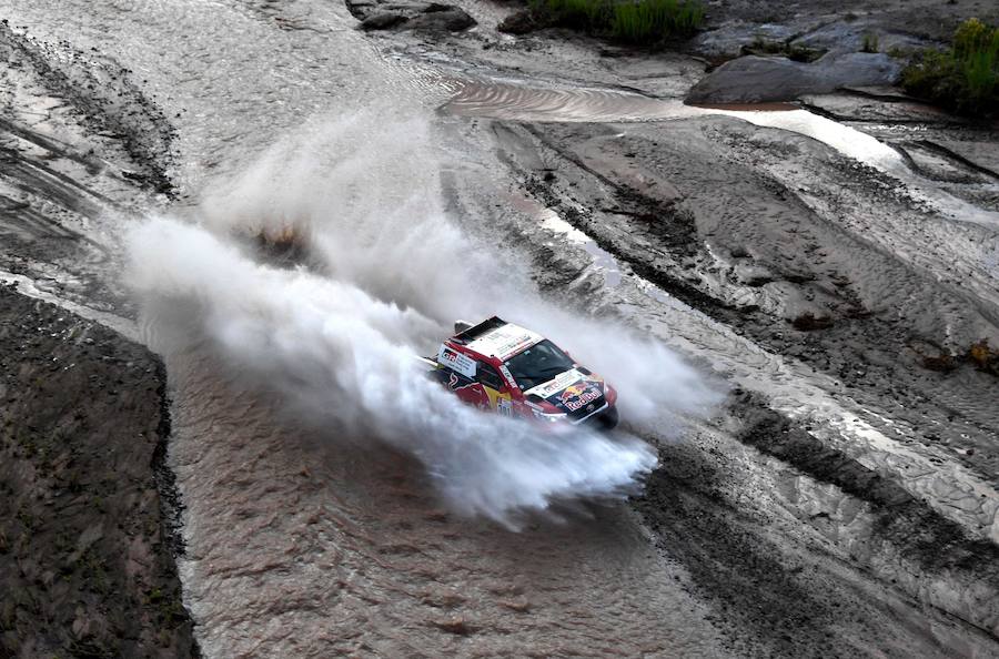 El catarí Nasser Al-Attiyah, de Toyota, y su copiloto francés Matthieu Baumel compiten durante la duodécima etapa del Dakar. 