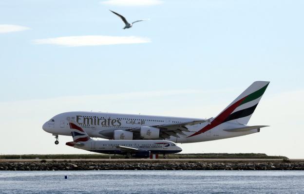 Un Airbus A380 de Emirates Airline, en el aeropuerto de Niza. 