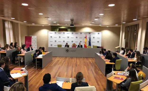 Estudiantes en la sala de gobierno del Rectorado, durante la inauguración de la simulación.