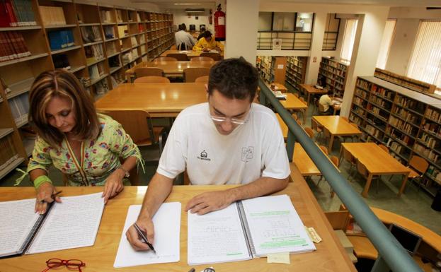 Estudiantes en las instalaciones de la Universidad Nacional a Distancia (UNED) de Málaga (archivo).