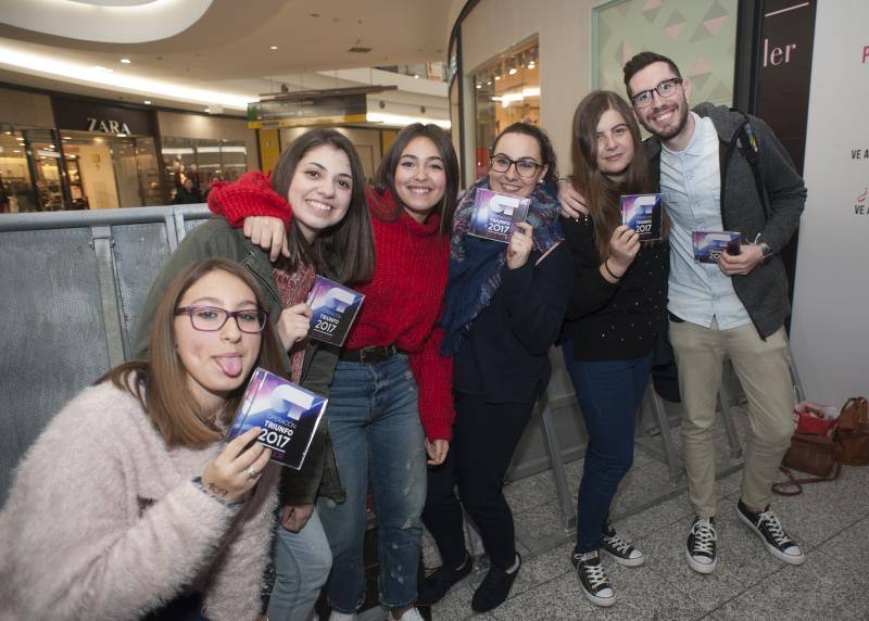 Una legión de seguidores esperan desde muy temprano la firma de discos de los exconcursantes de la última edición del programa