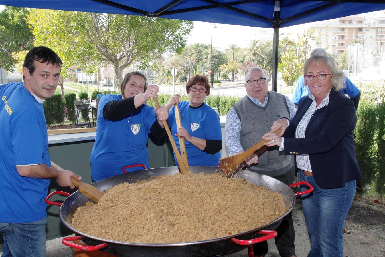 Las coplillas de carnaval han comenzado a sonar en Málaga este sábado ente platos de migas, callos o arroz