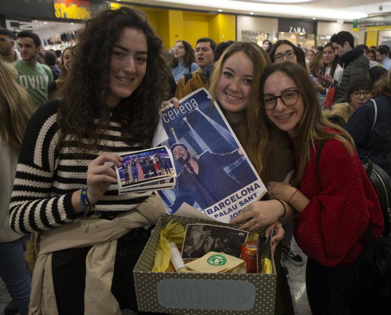 Una legión de seguidores esperan desde muy temprano la firma de discos de los exconcursantes de la última edición del programa