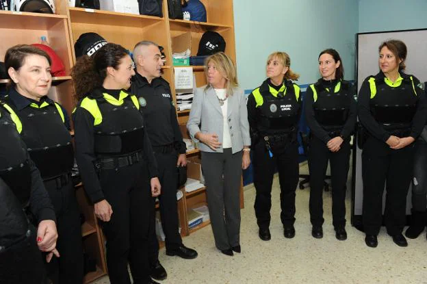 La alcaldesa Ángeles Muñoz, junto al Jefe de la Policía Local y mujeres del cuerpo, ayer, tras recibirse la remesa de chalecos antibalas.