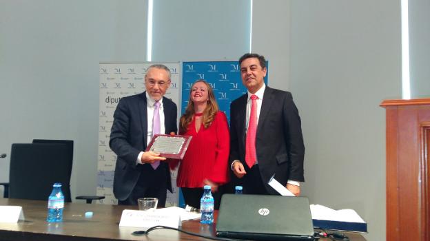 El magistrado José Luis Utrera, a la izquierda, con el reconocimiento del grupo Mediación Málaga. :: sur