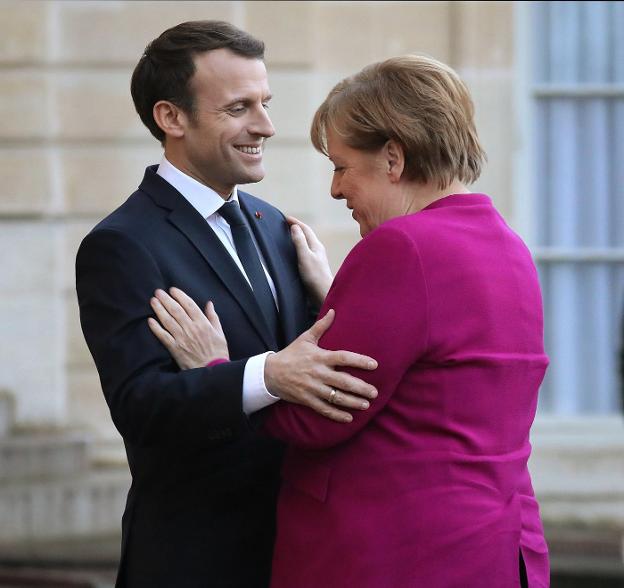 El presidente francés, Emmanuel Macron, recibe a la canciller alemana, Angela Merkel, en el palacio del Elíseo. :: LUDOVIC MARIN / afp