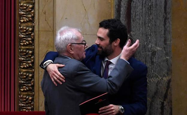 Maragall y Torrent se abrazan en el Parlament.