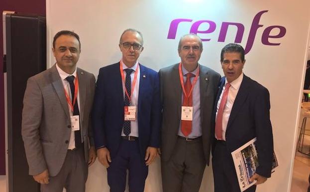 Imagen principal - Los hermanos Campano y Ramón Jiménez, en Renfe, con el Caminito del Rey como principal protagonista. Pablo Gonzalo y el equipo de El Pimpi, en el expositor de Málaga, con Francisco Quereda. Ignacio Vasallo, con Pilar Martínez, redactora de SUR, en Fitur.