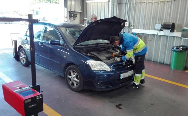 Un coche se somete a la inspección en la estación de ITV del polígono Guadalhorce.