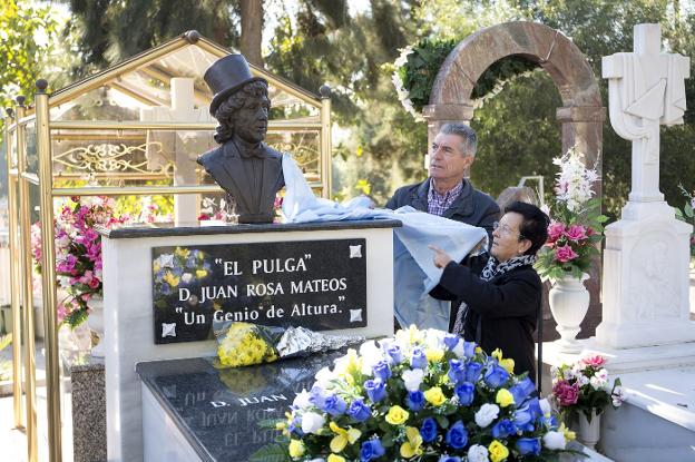 Un busto recuerda a El Pulga junto a su tumba