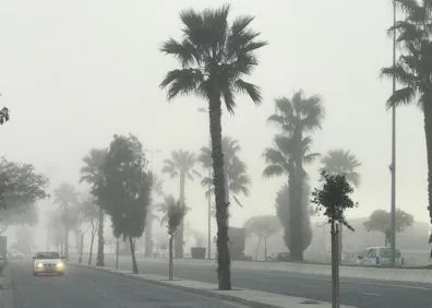 Imagen secundaria 1 - La Noria rodeada por la niebla. Abajo a la izquierda, el paseo marítimo Antonio Banderas. Abajo a la derecha, la Equitativa. 