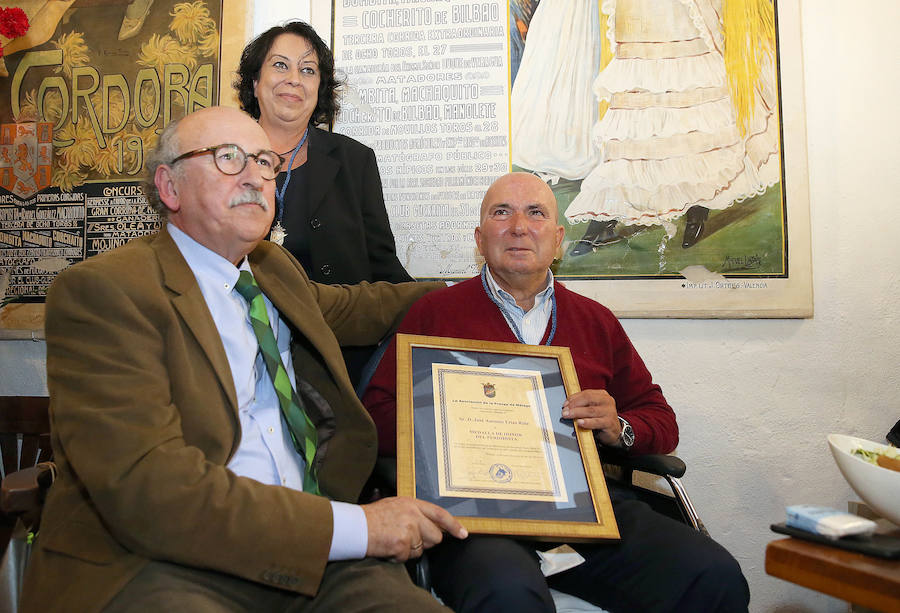 El ex director de Diario Sur José Antonio Frías y la redactora de la Cadena Ser en Málaga Ana Tere Vázquez han recibido las medallas de honor de la Asociación de la Prensa de Málaga con motivo del día de su patrón.