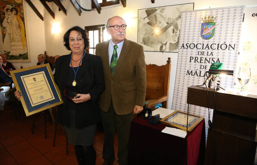 El ex director de Diario Sur José Antonio Frías y la redactora de la Cadena Ser en Málaga Ana Tere Vázquez han recibido las medallas de honor de la Asociación de la Prensa de Málaga con motivo del día de su patrón.