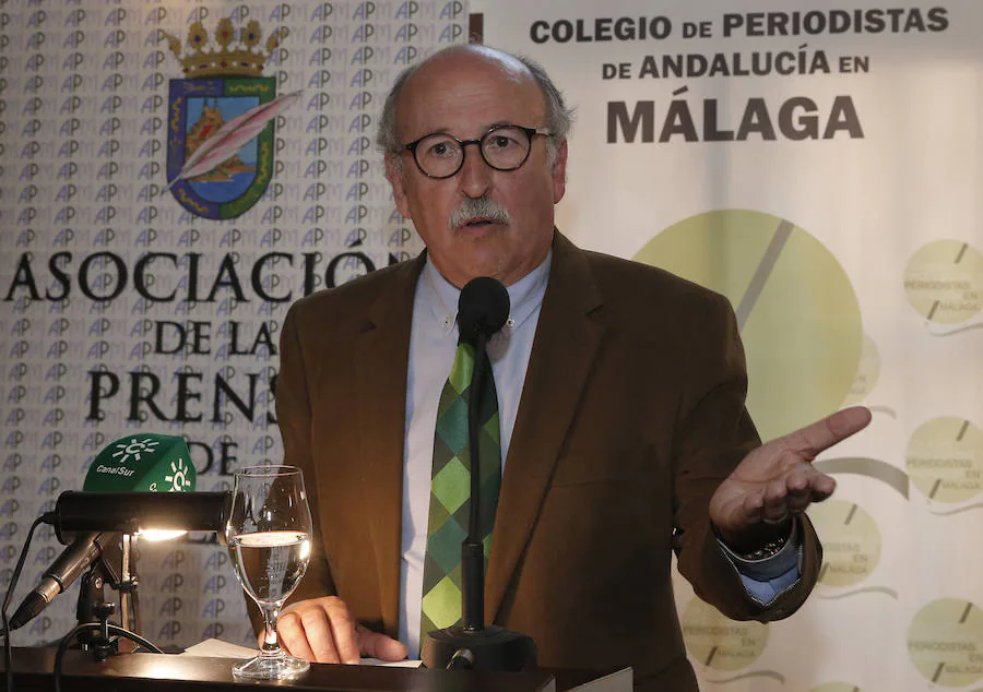 El ex director de Diario Sur José Antonio Frías y la redactora de la Cadena Ser en Málaga Ana Tere Vázquez han recibido las medallas de honor de la Asociación de la Prensa de Málaga con motivo del día de su patrón.