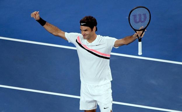 Roger Federer celebra la victoria. 