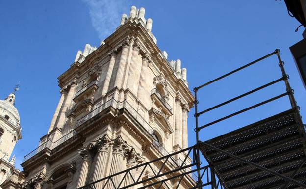 Andamios que se están colocando junto a la torre.