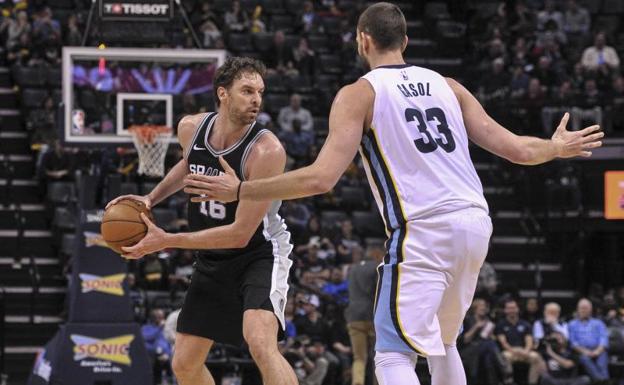 Pau, defendido por su hermano Marc Gasol.