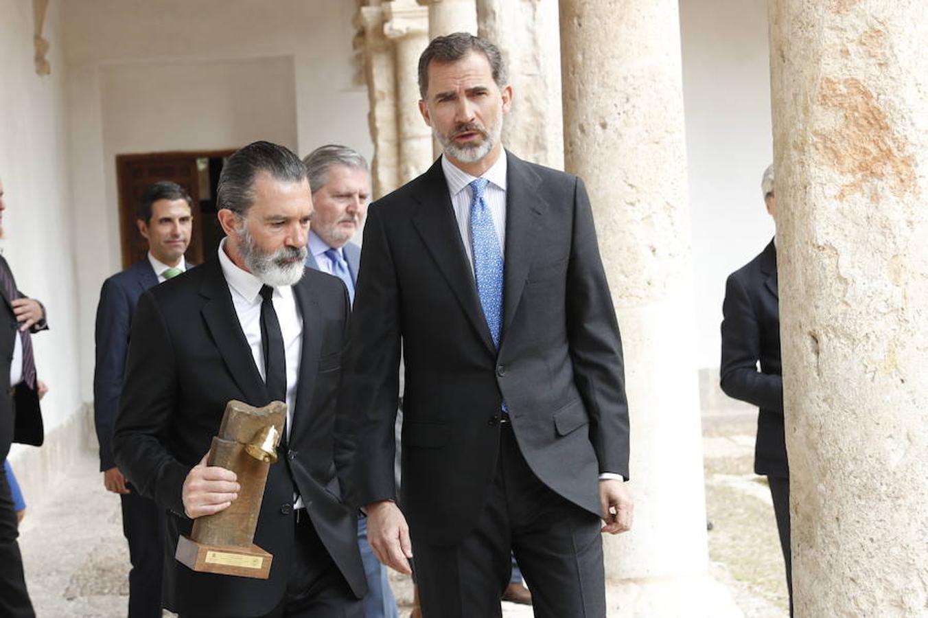 Después de que la actividad de Felipe VI se viera mermada en 2016 por la falta de Gobierno, el Rey cerró otro año atípico, esta vez como consecuencia de la situación política de Cataluña, la comunidad autónoma que visitó en más ocasiones durante 2017. En el plano internacional, su actividad se incrementó con dos visitas de Estado (Reino Unido y Japón) y viajes a Arabia Saudí, Jordania, Kazajistán, Estrasburgo (Francia).